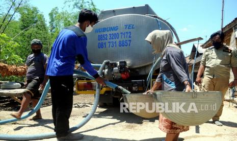 Badan Meteorologi Klimatologi dan Geofisika (BMKG) mengeluarkan peringatan dini kekeringan meteorologis dengan kategori Siaga untuk lima wilayah di Jawa Timur (Jatim). (Foto ilustrasi: Pendistribusian air bersih di Pamekasan, Jatim)