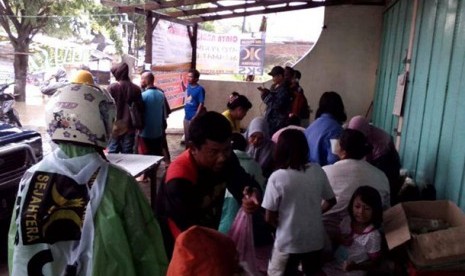 Relawan membantu korban banjir