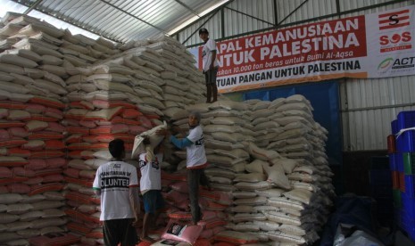 Relawan membantu pengepakan beras yang akan dibawa ke Palestina.