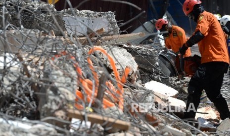 Relawan membantu proses perataan bangunan yang ambruk pascagempa di Pidie Jaya, NAD, Sabtu (10/12). 