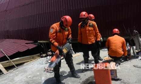 Relawan membantu proses perataan bangunan yang ambruk pascagempa di Pidie Jaya, NAD, Sabtu (10/12). 