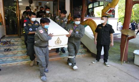 Relawan membawa peti mati yang berisi tubuh korban dalam serangan Pusat Pengembangan Anak Muda dari kuil Wat Rat Samkee di kota pedesaan Uthai Sawan, timur laut Thailand, Jumat, 10 Oktober. 7, 2022. Seorang mantan petugas polisi menyerbu ke pusat penitipan anak pada hari Kamis, menewaskan puluhan anak-anak prasekolah dan guru sebelum menembak lebih banyak orang saat ia melarikan diri.