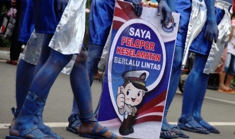 Relawan membawa poster saat peluncuran Gerakan Nasional Pelopor Keselamatan Berlalulintas di Bundaran HI, Jakarta Pusat, Ahad (26/1). (Republika/Yasin Habibi)