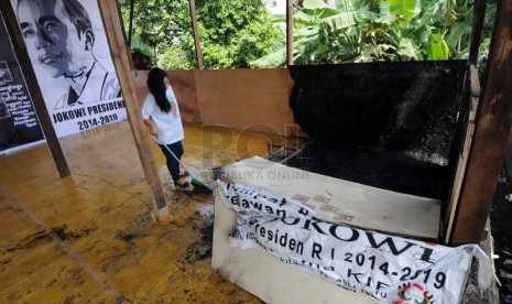  Relawan membersihkan puing sisa kebakaran di Posko Relawan Calon Presiden Joko Widodo, Pondok Komunikasi Rakyat di Jalan Sultan Agung, Halimun, Setiabudi, Jakarta Selatan, Senin (26/5). (Republika/Aditya Pradana Putra)