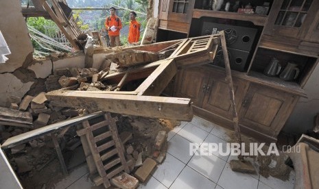 Relawan memeriksa rumah warga yang rusak akibat diguncang gempa di Kampung Karoya, Mandalawangi, Pandeglang, Banten, Sabtu (3/8/2019).