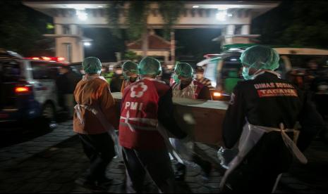 Relawan memindahkan jenazah korban kecelakaan bus pariwisata GA Trans dari mobil ambulans setibanya di Rumah Sakit Umum Daerah (RSUD) Ir. Soekarno, Sukoharjo, Jawa Tengah, Senin (7/2/2022) dini hari. Sebanyak 13 korban meninggal kecelakaan bus pariwisata di Bantul dipulangkan ke rumah duka masing-masing di Polokarto, Wonogiri dan Solo. 