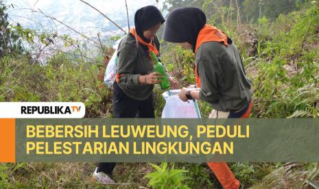 Relawan memungut sampah di hutan saat kegiatan Bebersih Leuweung Republika etape II, di Gunung Putri, Jayagiri, Lembang, Kabupaten Bandung Barat, Sabtu (3/8/2024).