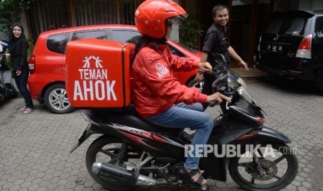 Relawan menaiki motor GoAhok PSI saat peluncuran di Jakarta, Kamis (31/3).   (Republika/Yasin Habibi)