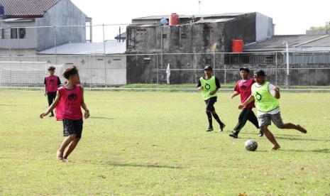 Relawan mengajak para santri Pondok Pesantren Achmad Mariyam Mubaroq dalam pertandingan yang dihelat di Lapangan Sepak Bola Mantren di Desa Klodran, Kecamatan Colomadu, Kabupaten Karanganyar, Jawa Tengah. 