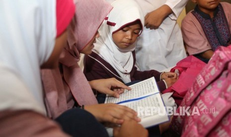 Mengajarkan Alquran (ilustrasi). Mendoakan anak-anak termasuk sunnah yang dianjurkan 