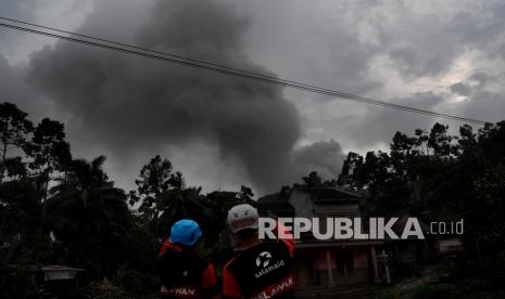 Relawan mengamati guguran awan panas Gunung Semeru di Desa Sumber Wuluh, Lumajang, Jawa Timur, Ahad (5/12/2021). Pusat Vulkanologi dan Mitigasi Bencana Geologi (PVMBG) mencatat bahwa pada hari ini sedikitnya terjadi dua kali guguran awan panas sehingga warga yang berada di sekitar Gunung Semeru khususnya di daerah yang terdampak diharapkan tetap waspada.