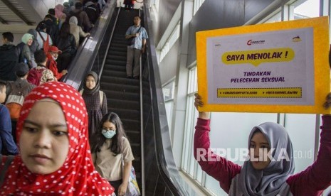 Relawan mengangkat poster ajakan untuk mencegah pelecehan seksual di Stasiun Tanah Abang, Jakarta, Jumat (9/2).