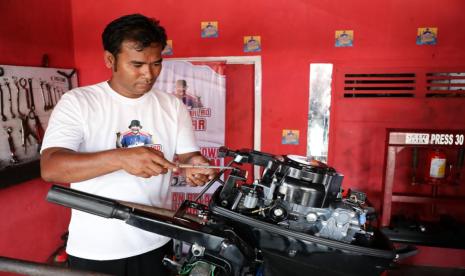 Relawan mengerjakan perbaikan mesin kapal di Cipatujah, Tasikmalaya, Jawa Barat. 