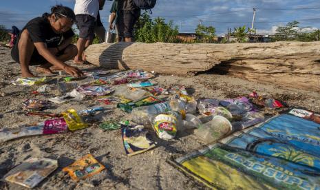 Relawan mengidentifikasi sampel sampah plastik di pesisir pantai Teluk Palu, Palu, Sulawesi Tengah. Pengambilan sampel oleh tim Ekspedisi Sungai Nusantara bersama Seangle Indonesia dan Yayasan Telapak itu sebagai tindak lanjut dari temuan sebelumnya tentang tercemarnya teluk tersebut oleh sampah jenis makro dan mesoplastik ke pengukuran tingkat pencemaran jenis mikroplastik yang berbahaya bagi biota laut dan manusia./ilustrasi