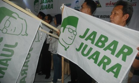 Relawan mengikuti prosesi Deklarasi dan Konsolidasi Relawan Jabar Juara Untuk Ridwan Kamil Sebagai Bakal Calon Gubernur Jabar 2018-2023, di Bandung, Jawa Barat.