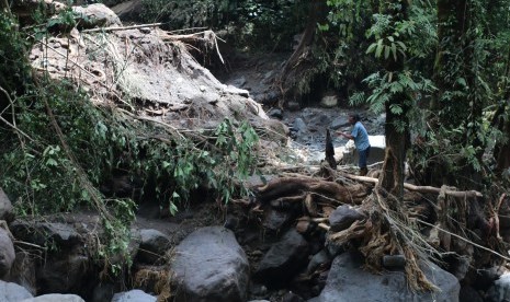 Relawan menunjukkan baju korban banjir bandang di aliran Sungai Lau Mentar, Sibolangit, Deli Serdang, Sumatera Utara, Selasa (17/5). 