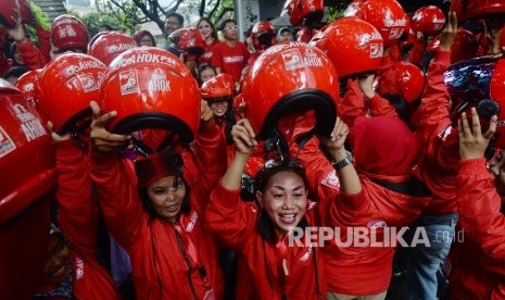 Relawan menunjukkan helm GoAhok PSI saat peluncuran di Jakarta, Kamis (31/3).  (Republika/Yasin Habibi)