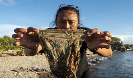 Relawan menunjukkan sampel sampah plastik berupa popok bayi di pesisir pantai Teluk Palu, Palu, Sulawesi Tengah, Rabu (12/10/2022).