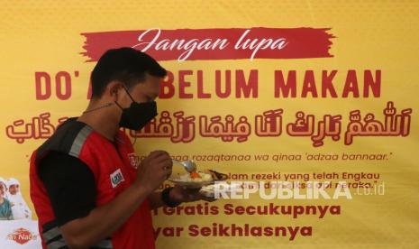 Relawan menyantap makanan di Warung Relawan Aksi Cepat Tanggap (ACT), Kediri, Jawa Timur, Selasa (7/9/2021). Warung Relawan Aksi Cepat Tanggap (ACT) yang buka tiga kali dalam sepekan tersebut terbuka untuk umum dengan membayar seikhlasnya sebagai sarana berbagi kepada masyarakat saat pandemi COVID-19. 