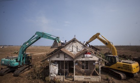 Relawan menyelesaikan proses pembersihan lahan pembangunan Bandara New Yogyakarta International Airport (NYIA), Kulonprogo, DI Yogyakarta, Jumat (20/7). 