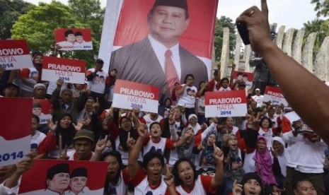 Relawan Merah Putih Sejati menyemarakan acara deklarasi dukungan mereka kepada pasangan capres cawapres Prabowo Subianto - Hatta Radjasa di Tugu Proklamasi, Jakarta Pusat, Selasa (10/6).