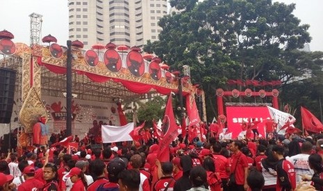 Relawan meramaikan kampanye akbar PDIP di Plaza Timur Senayan pada Ahad, (31/3). 