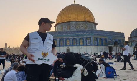 Relawan mitra BAZNAS di Al-Aqsa membagikan makanan berbuka puasa untuk jamaah masjid Al-Aqsa, Palestina, Jumat (29/4/2022).