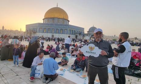 Relawan mitra BAZNAS di Al-Aqsa membagikan makanan berbuka puasa untuk jamaah masjid Al-Aqsa, Palestina. 