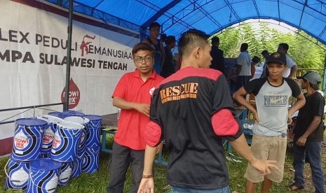 Relawan Mowilex menyalurkan bantuan