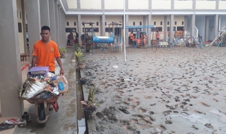 Relawan muda Baznas turut bergotong-royong membersihkan sekolah di Jayapura yang terdampak banjir bandang, Kamis (21/3).