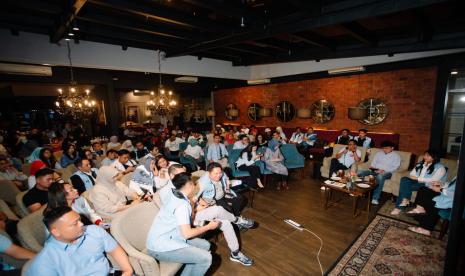 Relawan Muda BerAkhlak (RMB) menggelar nonton bareng debat calon presiden (capres) bersama penyandang disabilitas dari Yayasan Disabilitas Indonesia Satu, di Kemang, Jakarta Selatan, Ahad (4/2/2024).