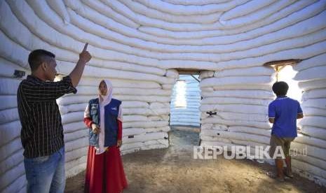 Relawan Muhammadiyah Disaster Management Center (MDMC) mengecek pembangunan rumah Hunian Tetap (Huntap) untuk korban gempa di Dusun Montong Dao, Desa Teratak, Batukliang Utara, Lombok Tengah, NTB, Jumat (5/10).