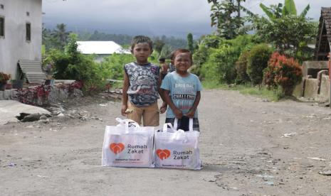 Relawan Nusantara Rumah Zakat dengan penuh semangat menyalurkan Kado Lebaran Yatim kepada korban bencana Semeru pada Jumat (8/4/2022). Tim relawan berjumlah 6 orang pukul 13.00 wib  berangkat dengan  menempuh perjalanan yang terjal menuju lokasi terdampak erupsi gunung Semeru.