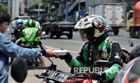 Pengemudi ojek online (ojol). 