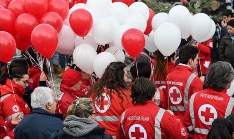 Relawan Palang Merah menghadiri pemakaman korban salju longsor, Gabriele D'Angelo yang terjadi di Hotel Rigopiano di Penne, Italia, 24 Januari 2017.