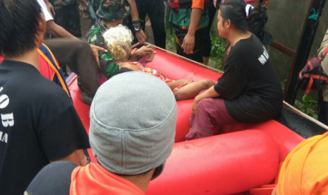 Relawan Pandu Keadilan evakuasi korban banjir Bima, Jumat (23/12).