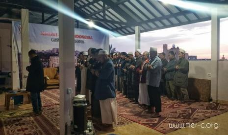 Relawan pembangunan tahap II RS Gaza melakukan sholat berjamaah saat Ramadhan.