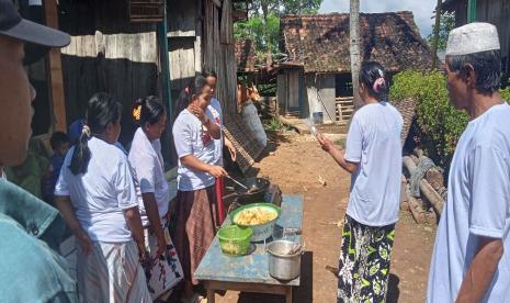 Relawan pemuda OMG DPC Kabupaten Situbondo menggelar pelatihan dan pengolahan pisang bersama warga pada Kamis (23/3/2023). Kegiatan itu dilakukan dengan menggandeng PKK dan  Komunitas Pemuda di Desa Curah Tatal, Kabupaten Situbondo, Jatim.