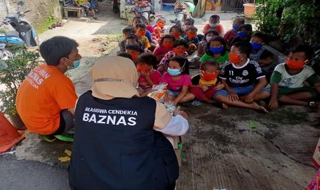 Relawan Pendidikan Baznas (RPB) melakukan kegiatan psikososial kepada anak-anak korban banjir di Cipinang Melayu, Jakarta Timur.