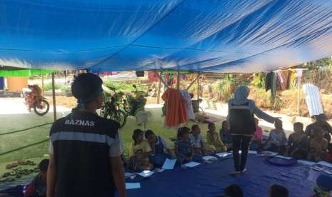 Relawan pendidikan dari Baznas memberkan trauma healing kepada anak-anak korban gempa Lombok, NTB. 