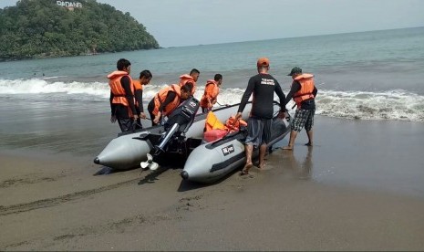 Relawan penjaga pantai 'Padang Baywatch' bersiaga mengawasi pengunjung yang memadati kawasan Pantai Padang selama libur Lebaran. 