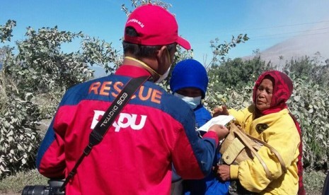 Relawan PKPU diterjunkan untuk membersihkan debu vulkanik Sinabung..