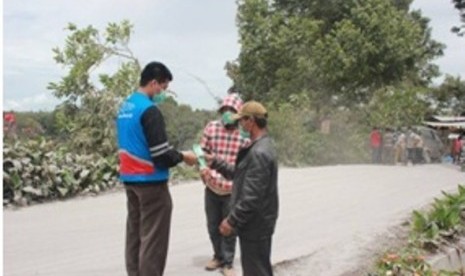 Relawan PKPU membagikan masker ke pengungsi Gunung Sinabung, Karo, Sumatra Utara