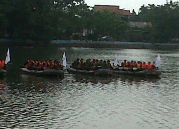 Relawan PMI saat latihan teknik mendayung dan cara menolong korban tenggelam di Setu Babakan, Jakarta Selatan, Rabu (7/12).