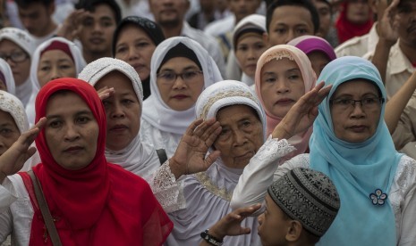 Relawan Prabowo-Hatta melakukan apel siaga di lapangan Padepokan Pencak Silat TMII, Jakarta, Kamis (17/7). 