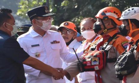 Relawan Pramuka Peduli Kwarda Jabar, Taufik Anugrah diberi ucapan selamat oleh Gubernur Jabar Ridwan Kami