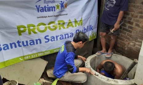 Relawan Rumah Yatim dan warga membangun septic tank komunal di RT 01 RW 08, Kelurahan Cisaranten Kidul, Kecamatan Gedebage, Kota Bandung, Selasa (4/1).   