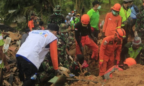 Relawan Rumah Yatim mengevakuasi korban longsor bersama BNPB di Kecamatan Cisolok, Kabupaten Sukabumi.