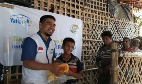 Relawan Rumah Yatim Sinu Tontori tengah menyalurkan bantuan kepada anak yatim Rohingya di Bangladesh, belum lama ini.