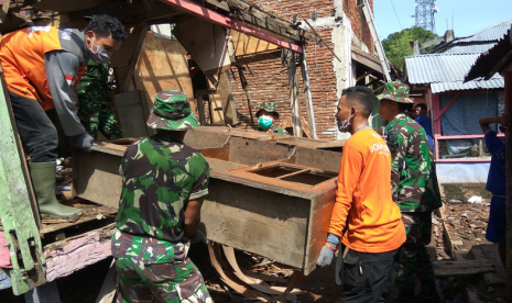 Relawan Rumah Zakat Action bantu korban banjir Dompu.